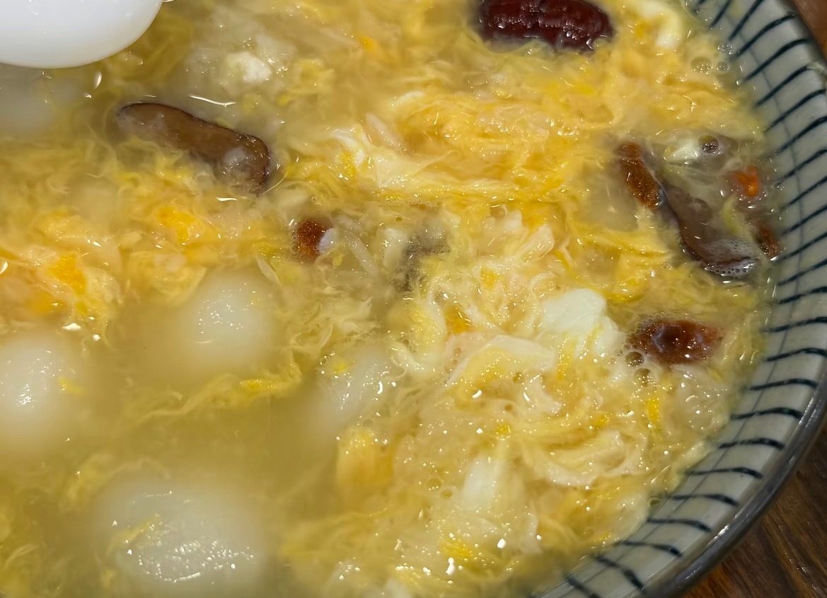6月28日，网友反映：花钱买罪🥹玉林某店吃到没煮熟的汤圆甜酒。 玉林
