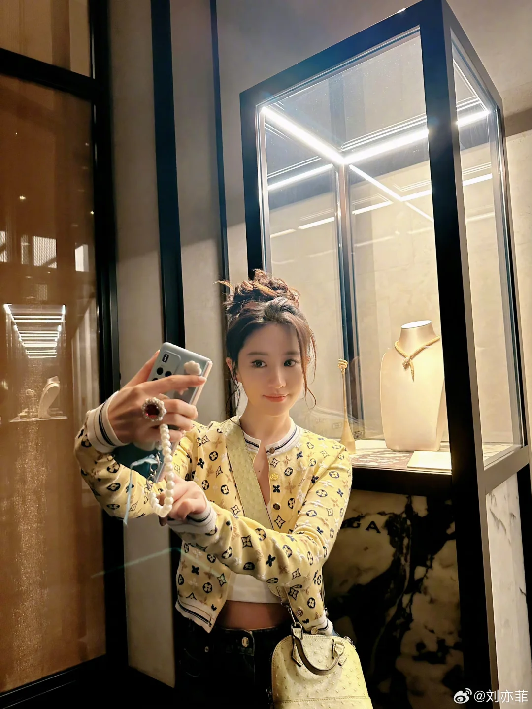 有没有发现刘亦菲最近很喜欢自拍？