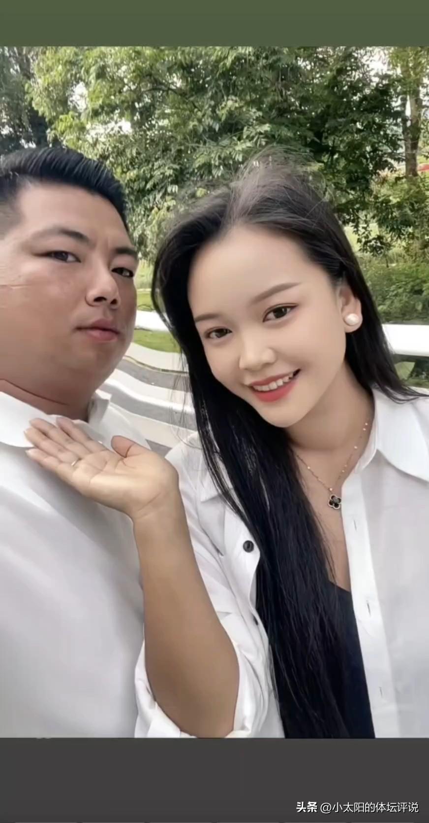 作者加速成长计划火爆全网的，为目瑙纵歌打铓的相铃姑娘打伞的小黑哥，终于订婚了！然