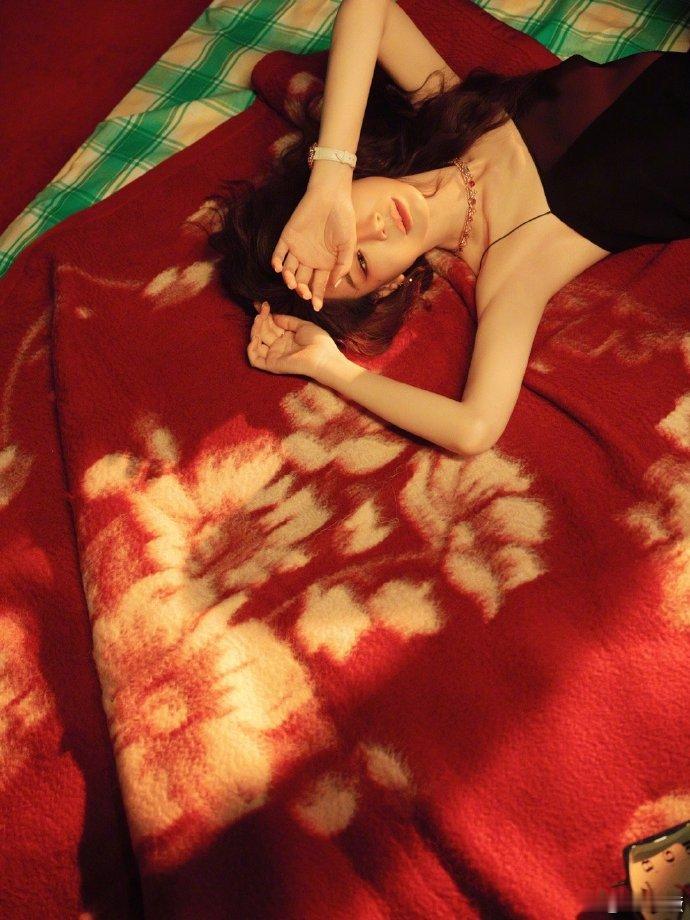 谁把戚薇搬我姥炕上了感觉戚薇一整个美呆了，而且也是特别适合这样的一个造型，看到整