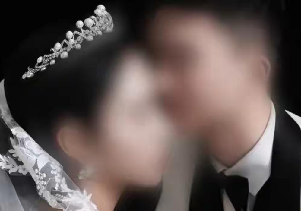 近日，湖南一对恋人结婚前一天新郎新娘先后坠亡，引发关注。25岁的新郎与相恋五六年