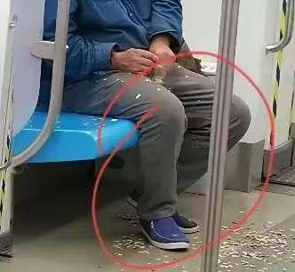 满地狼藉，地铁上这位老人，仅仅是素质差吗？
地铁不是你家炕头，瓜子皮别往公共地板