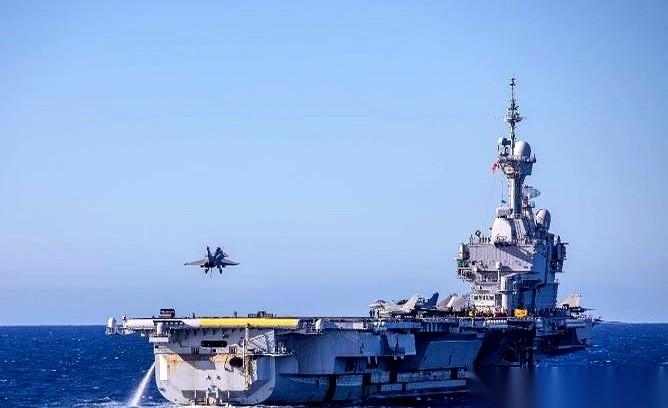 我跟你说个事儿，你绝对下巴都得掉下来。
法国人那艘最牛的航母，戴高乐号，悄咪咪地