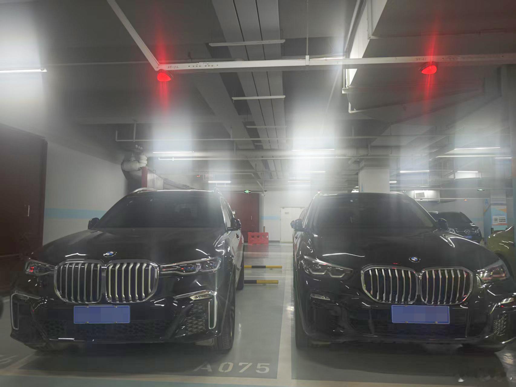 我总觉得这小弟比大哥还更有气场。大v聊车豪华车BBA ​​​