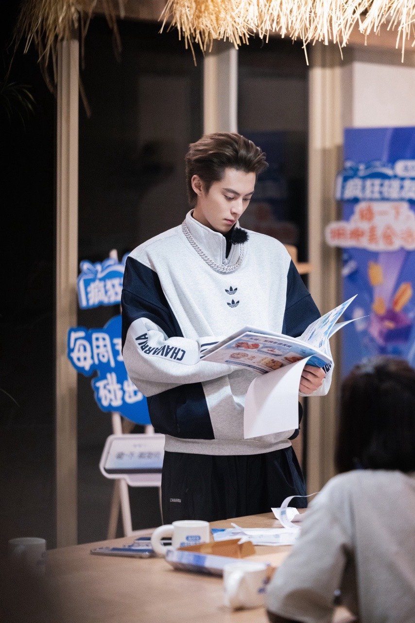 王鹤棣我不冷我装的表面潮男，实则冻得偷偷发抖 