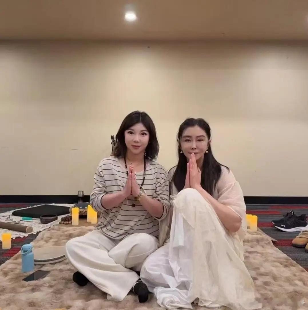59岁王祖贤和好友在加拿大班夫体验音钵疗愈，她穿着一袭白色纱裙，优雅又仙气十足，