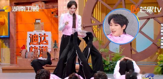 马伯骞劈头盖脸的一盆水马伯骞局部地区有暴雨你好星期六马伯骞泼水环节也太有梗了，和