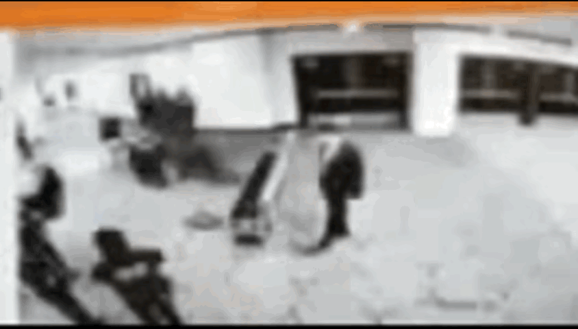 特朗普自己也发布了监控视频，画面显示了枪手冲过安检时的瞬间，速度相当快！ 