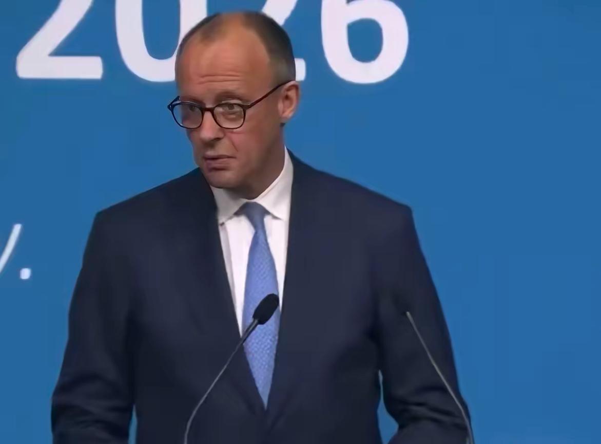 德国总理默茨今天在接受采访时说：“美国有3亿人口，而世界人口有80亿。77亿人不