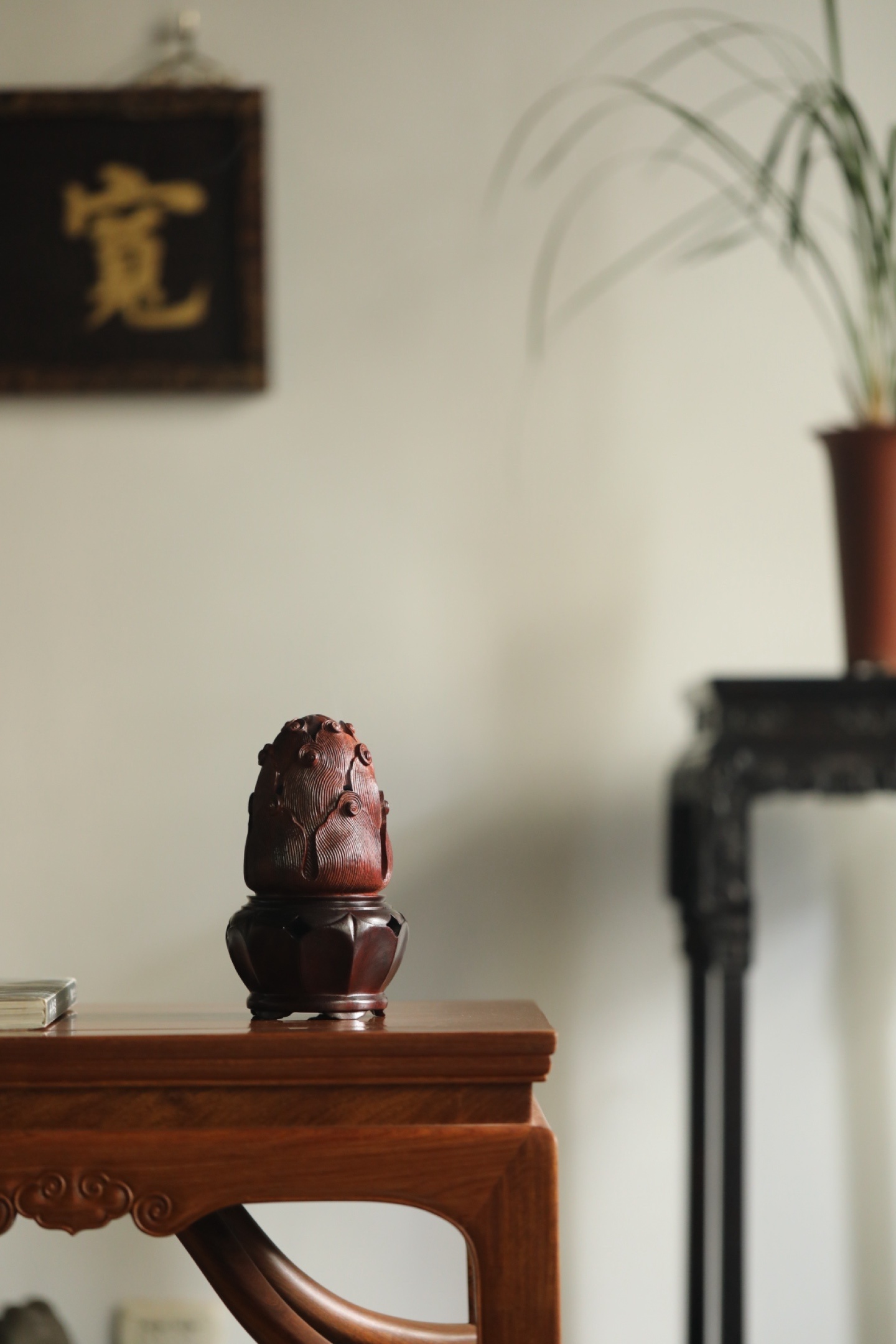 小叶紫檀 | 莲花熏炉器型仿汉魏博山炉之意，又融江南莲荷之雅。炉身满工雕刻，内层