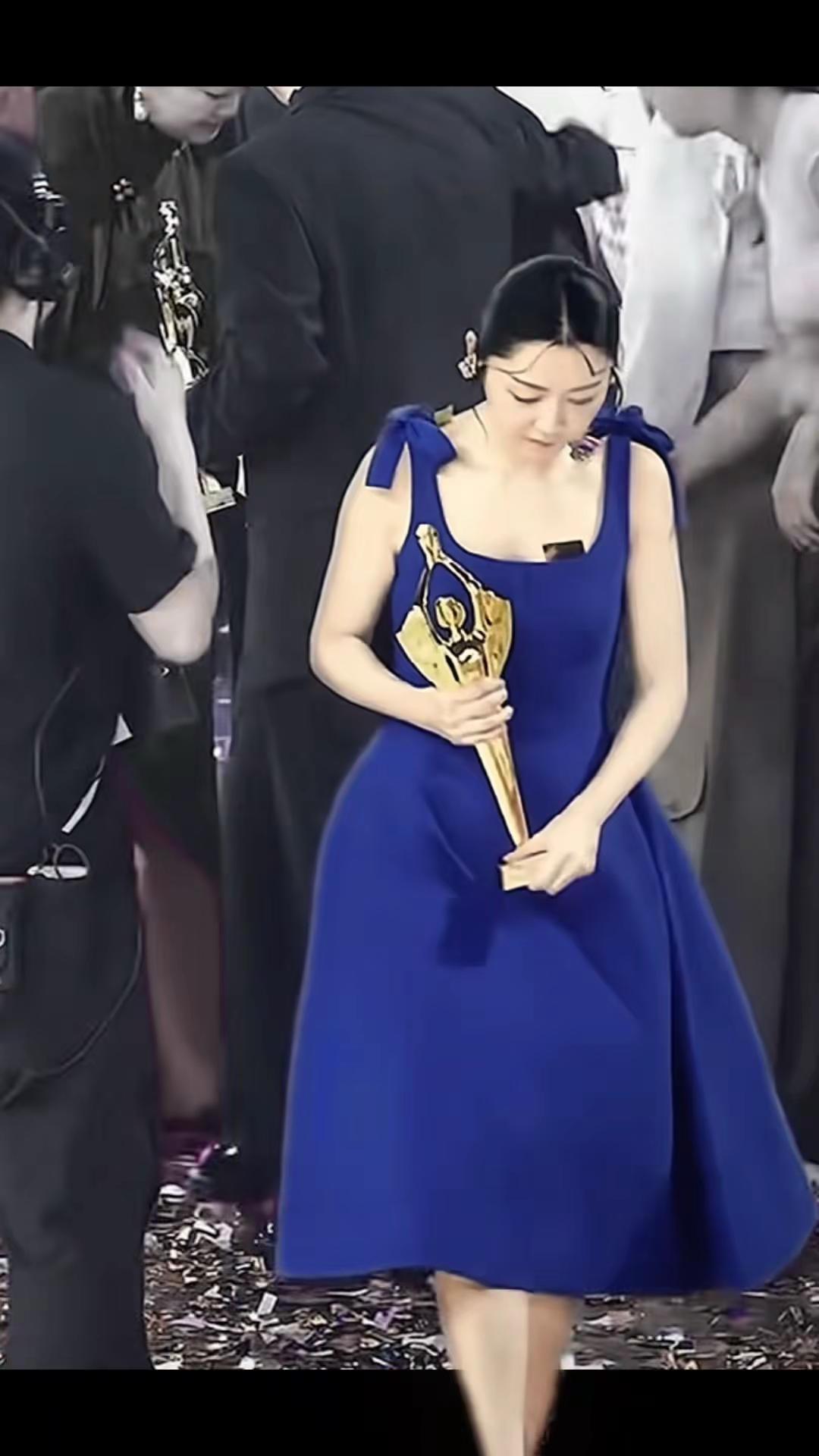 拿了影后被冷落？卫诗雅穿蓝裙独自离场。全场无人道贺，她却美成了最体面的孤岛！