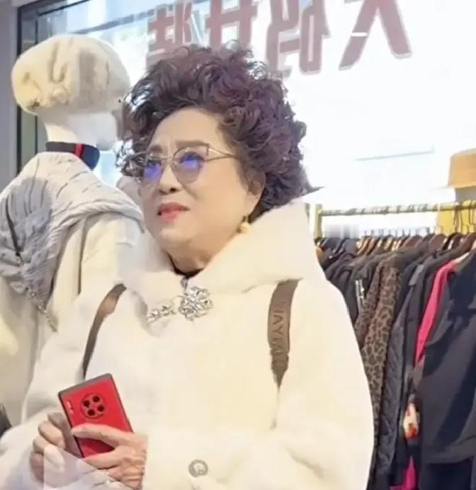 60岁王阿姨直播卖旗袍，一天进账50万
 
她曾是上海滑稽戏台柱子，台下观众越来