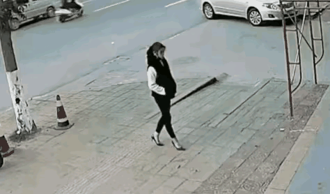 “又美又飒！”女子悠闲的走在路上，下意识抬头一看，不得了了！身边的脚手架开始倾斜