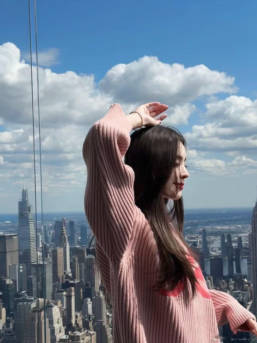 #娜扎工作室发了好多图##娜扎转圈pose# 娜扎工作室的这一系列图片真的很棒。