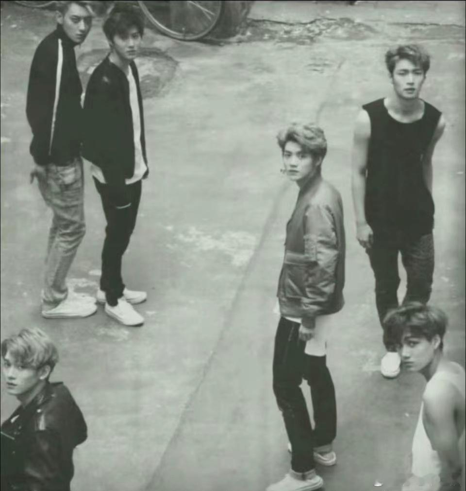 看来早期的黄子韬就没有鹿晗和张艺兴他们两个人帅了 ​​​