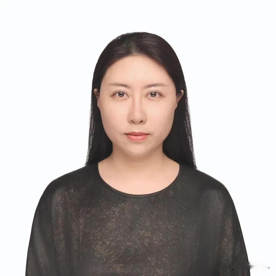 论诗歌段位，贾浅浅根本算不上专业诗人，顶多是个熟练掌握回车键的生活碎碎念记录者。