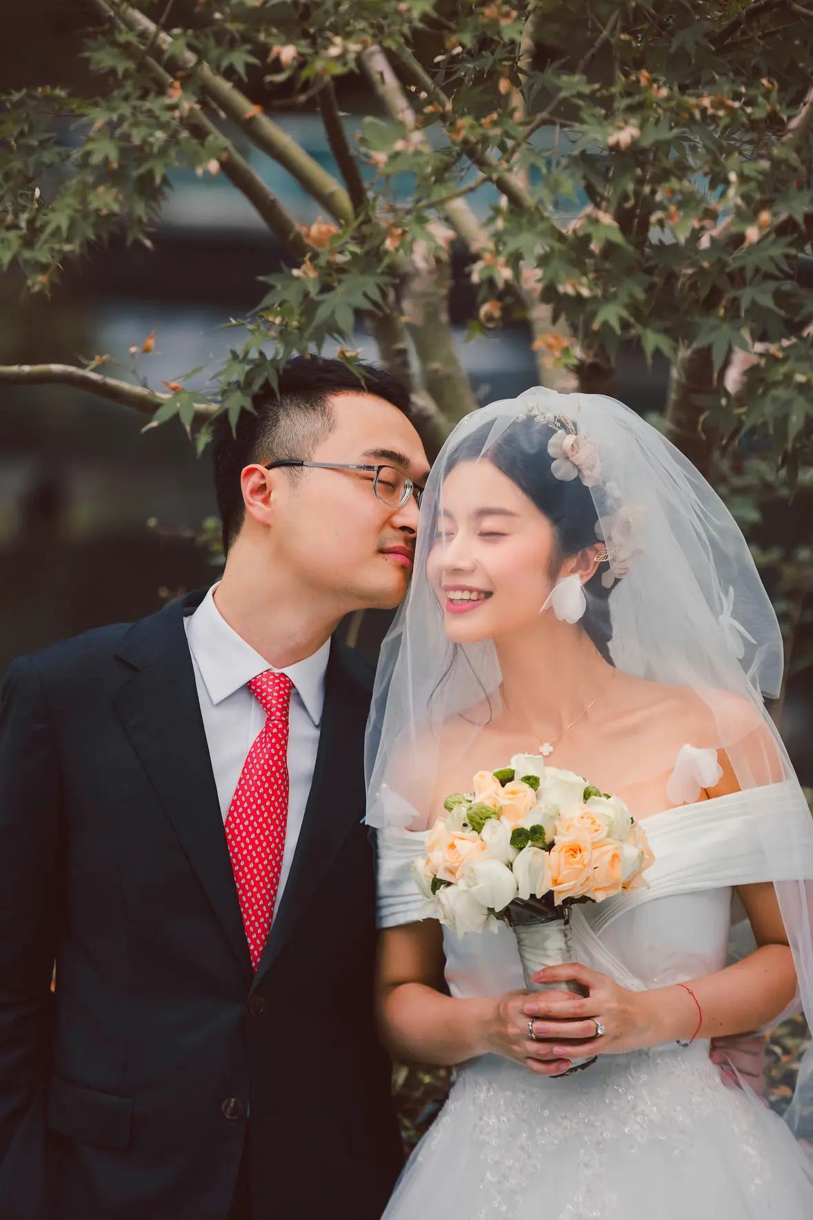 极简婚礼爆款文案（直接发快手/抖音）
 
一对新人办极简婚礼，不铺张、不攀比。