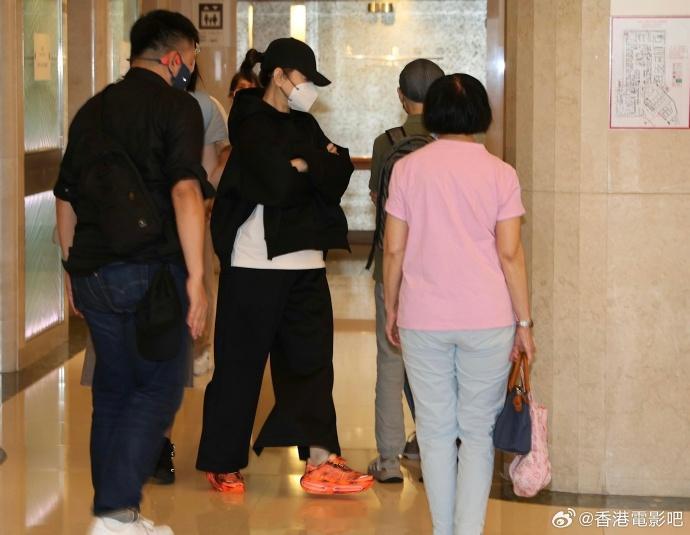 林青霞探望施南生 据港媒，林青霞抵达医院探望施南生。张艾嘉、俞琤也相继出现在医院