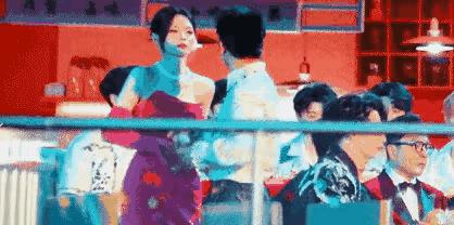 当沈梦辰在节目里和杨迪“开撕”时，杜海涛恐怕正在家里数礼金。
没错，这对长跑多年