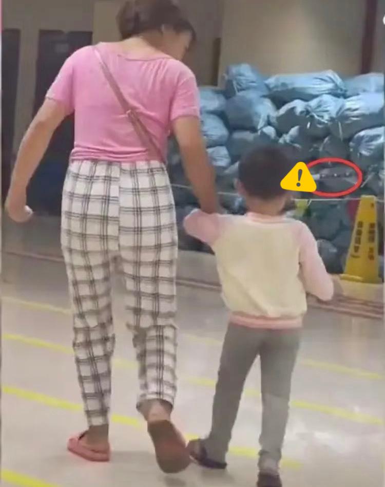 云南3岁女童头上插刀‼️医院回应：妈妈不小心弄的，怎么报案？
近日，云南昆明一名