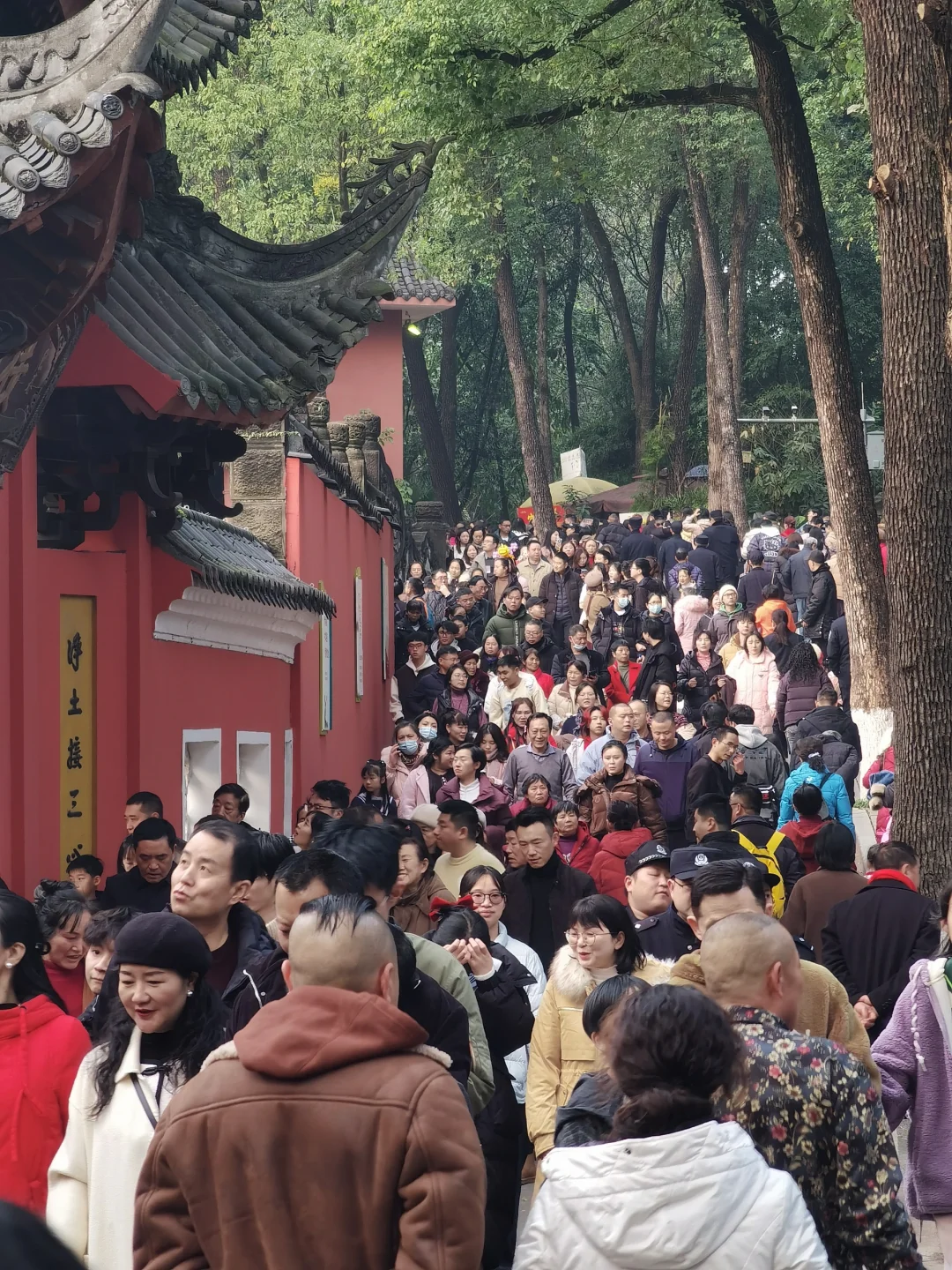 今年大年初一的重庆华岩寺，比去年更火爆！1月29日，全重庆排名第一最火...