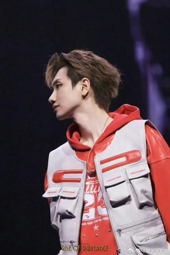 汪苏泷你没按格式汪苏泷自带快乐氛围，和AI对话直接又有趣，不按规矩来反而更显真实