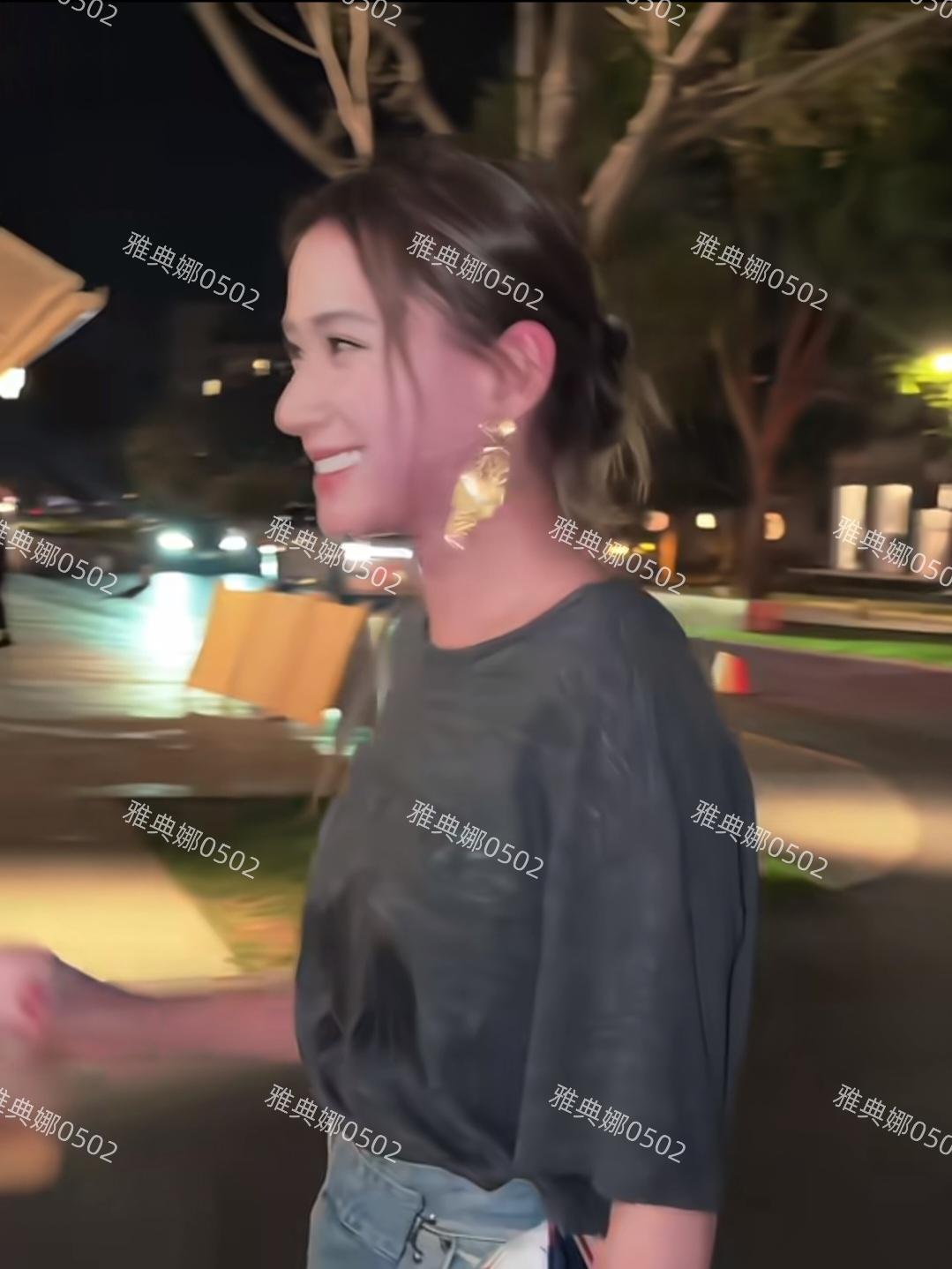 阿那亚偶遇赌王千金何超莲，她貌似喝了酒，脸脖子包括耳朵都通红通红的，心情看起来相