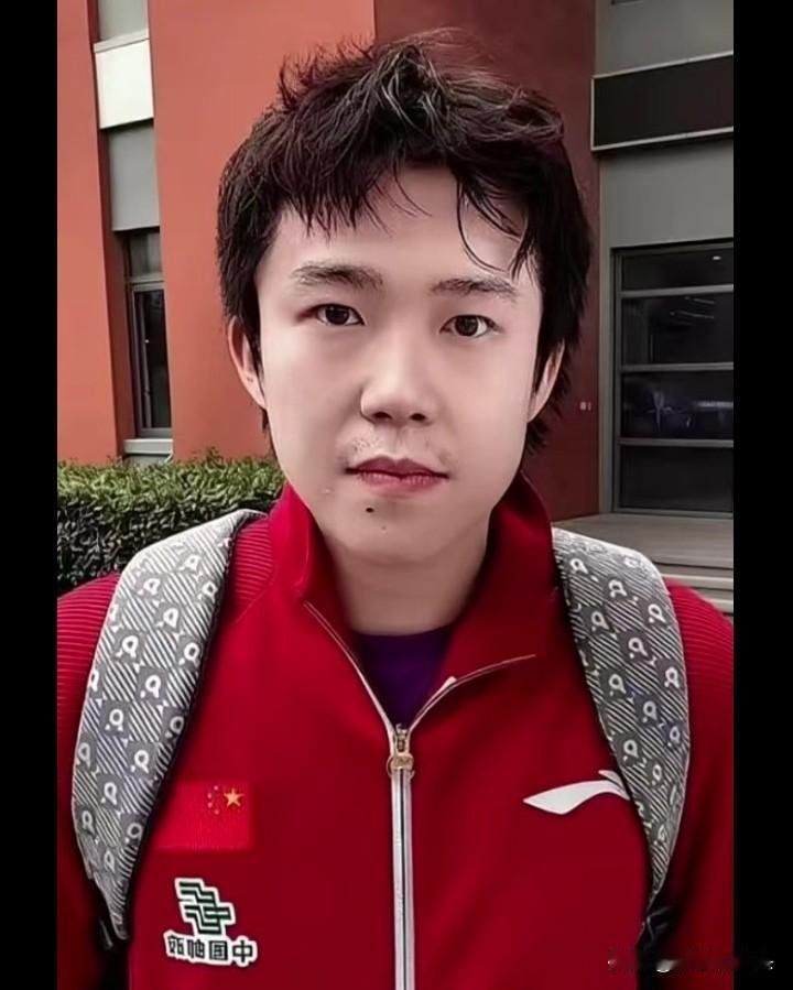 王队，你对自己确实挺狠的！在崇明岛上封闭训练基地，头哥刚刚结束上午的训练，正准备