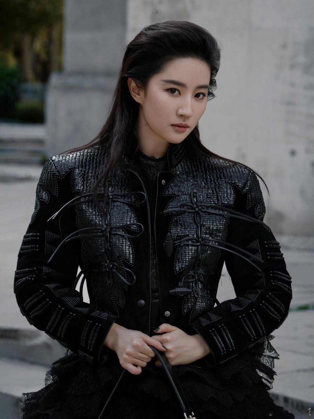 #刘亦菲Lisa撞衫# ​​​ 刘亦菲、Lisa出席时尚活动撞衫，都很漂亮哇 ​