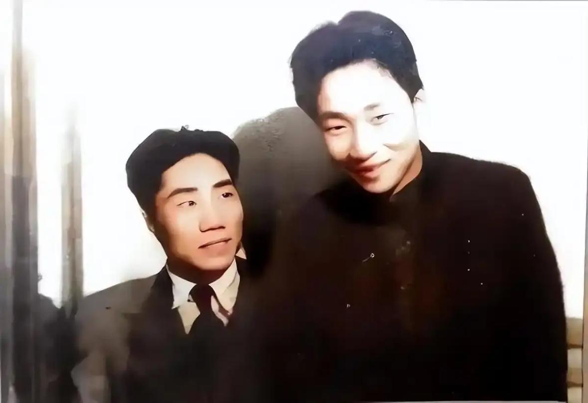 每次看到毛岸英和毛岸青，以及他们的妈妈杨开慧烈士的照片，不由得泪流满面！毛主席一