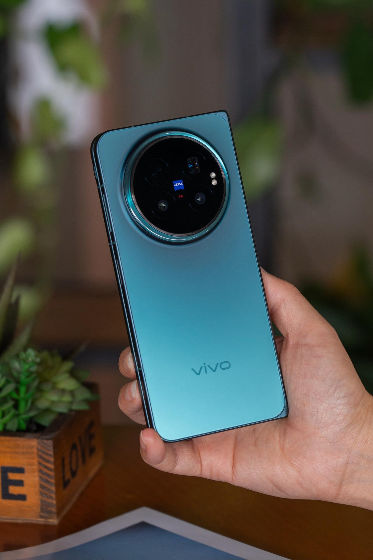 vivo X Fold6「蓝洞」
一抹深海里优雅深邃的蓝色，随着光线变化，背板中