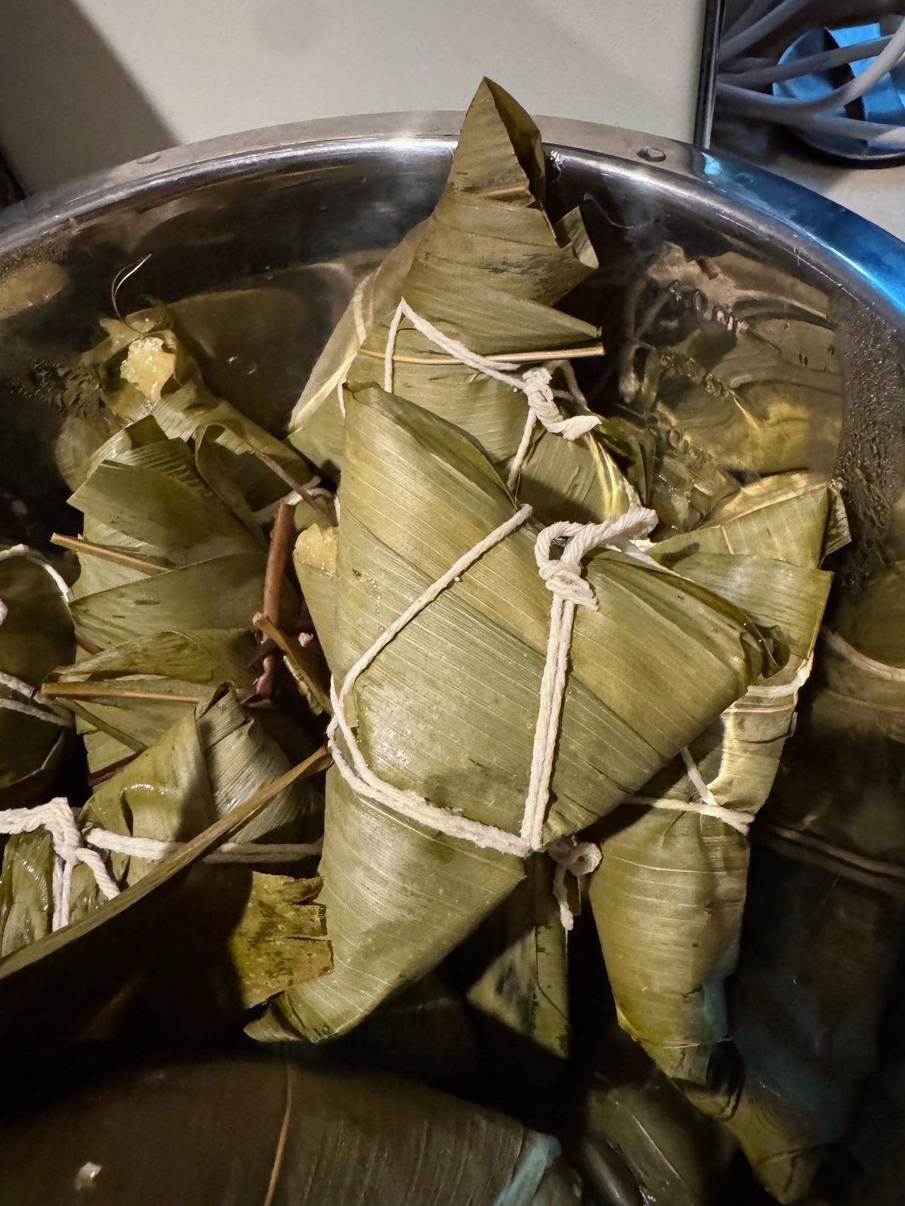 外婆包了碱水粽子，蘸白砂糖好好吃的～还酿了苦瓜，小伙伴们喜欢什么口味的粽子呢？