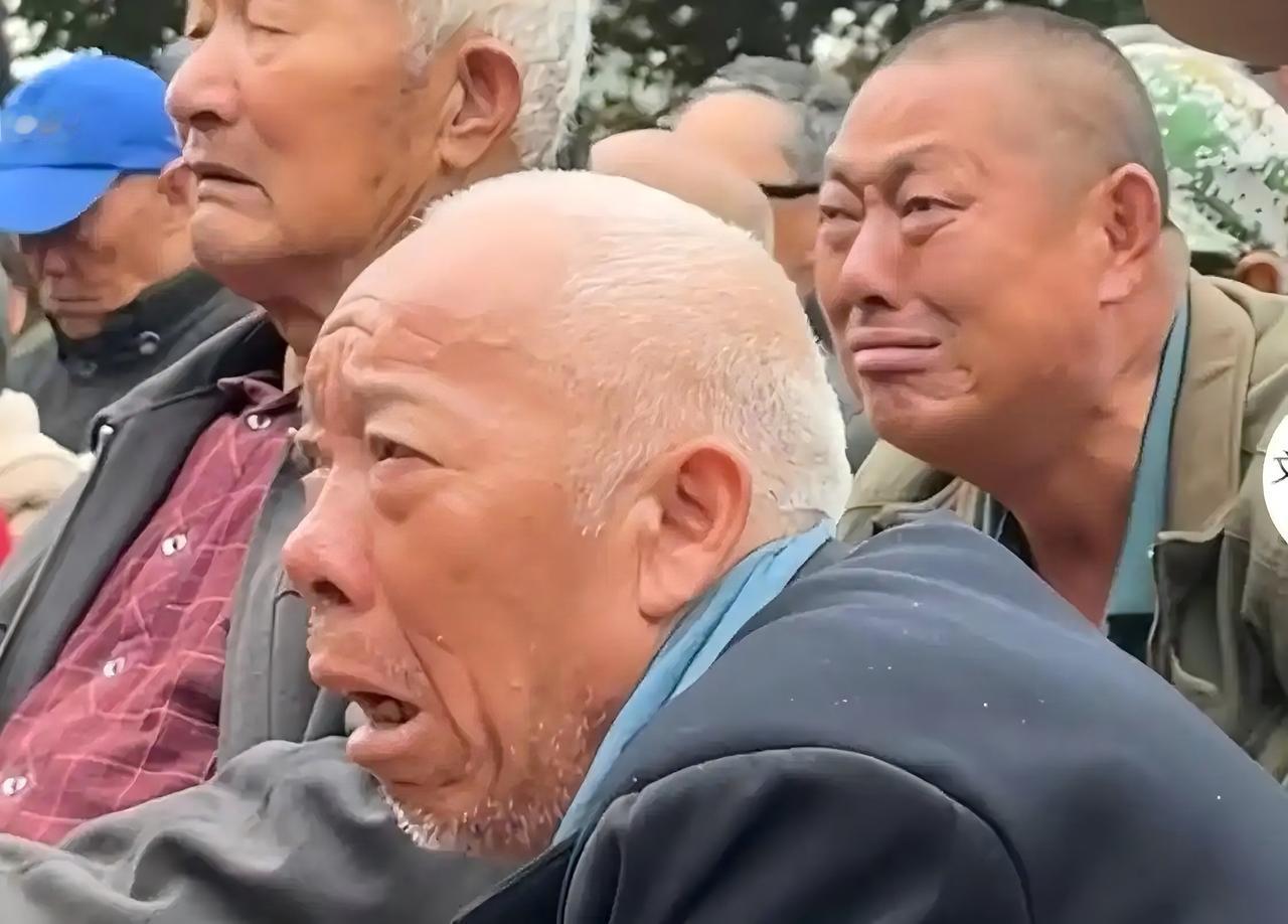南阳那场《清风亭》，硬汉也破防。

台下那位“憋泪哥”咬着后槽牙强忍泪水的视频，