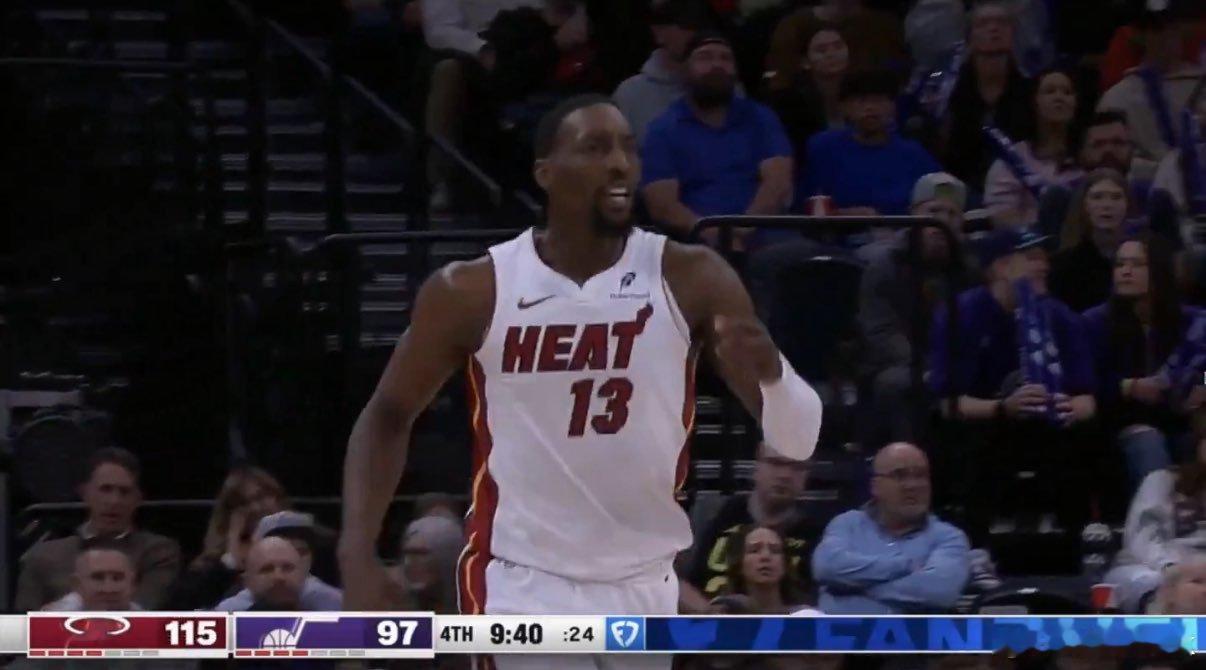 已经很久没有见过阿德巴约不戴头带的样子了，这种感觉就像詹姆斯热火时期没戴头带一样