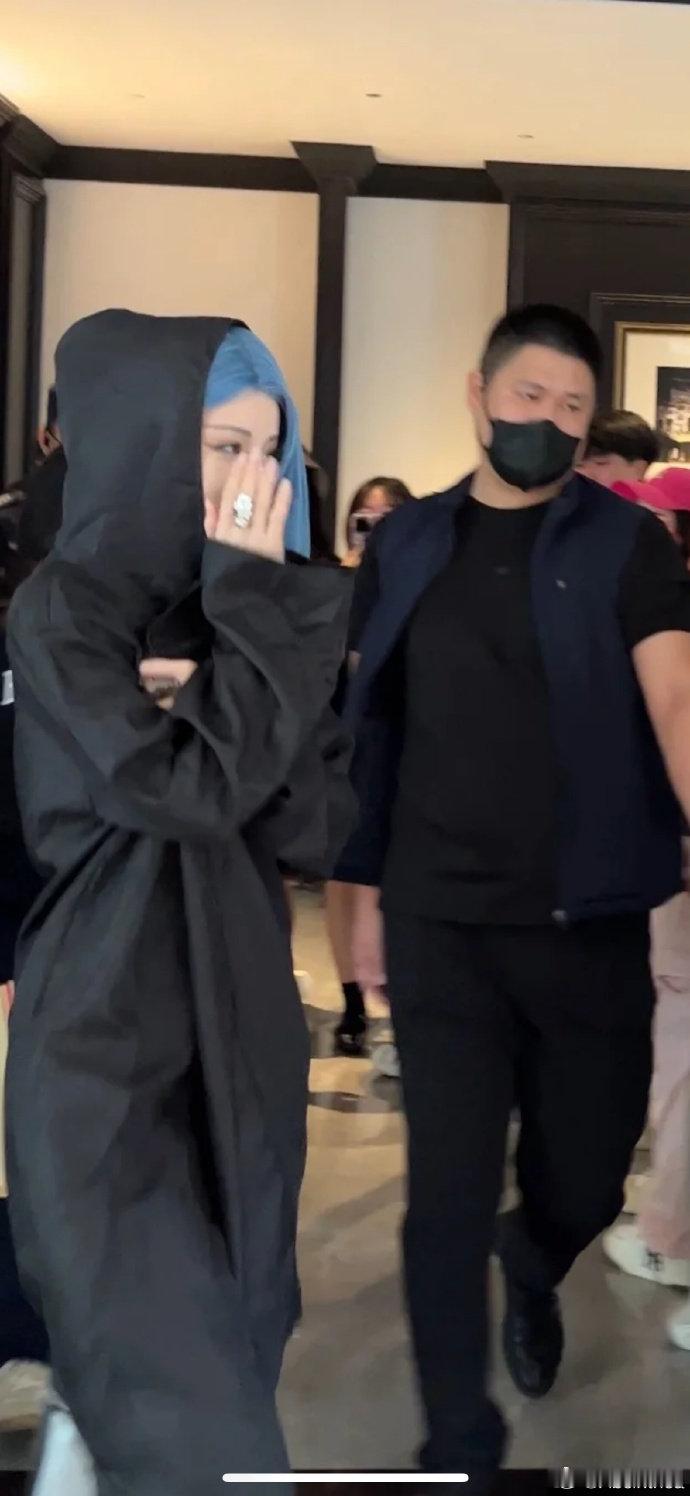 迪丽热巴《#开始推理吧#》今日路透我C 蓝发！！！ 开推造型师你真的上大分[打c