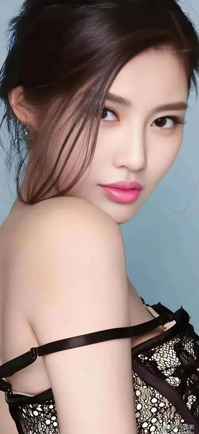 发丝轻拂过肩，眼神里藏着不被定义的野与媚。
女性应有的气质 温柔高贵的女性