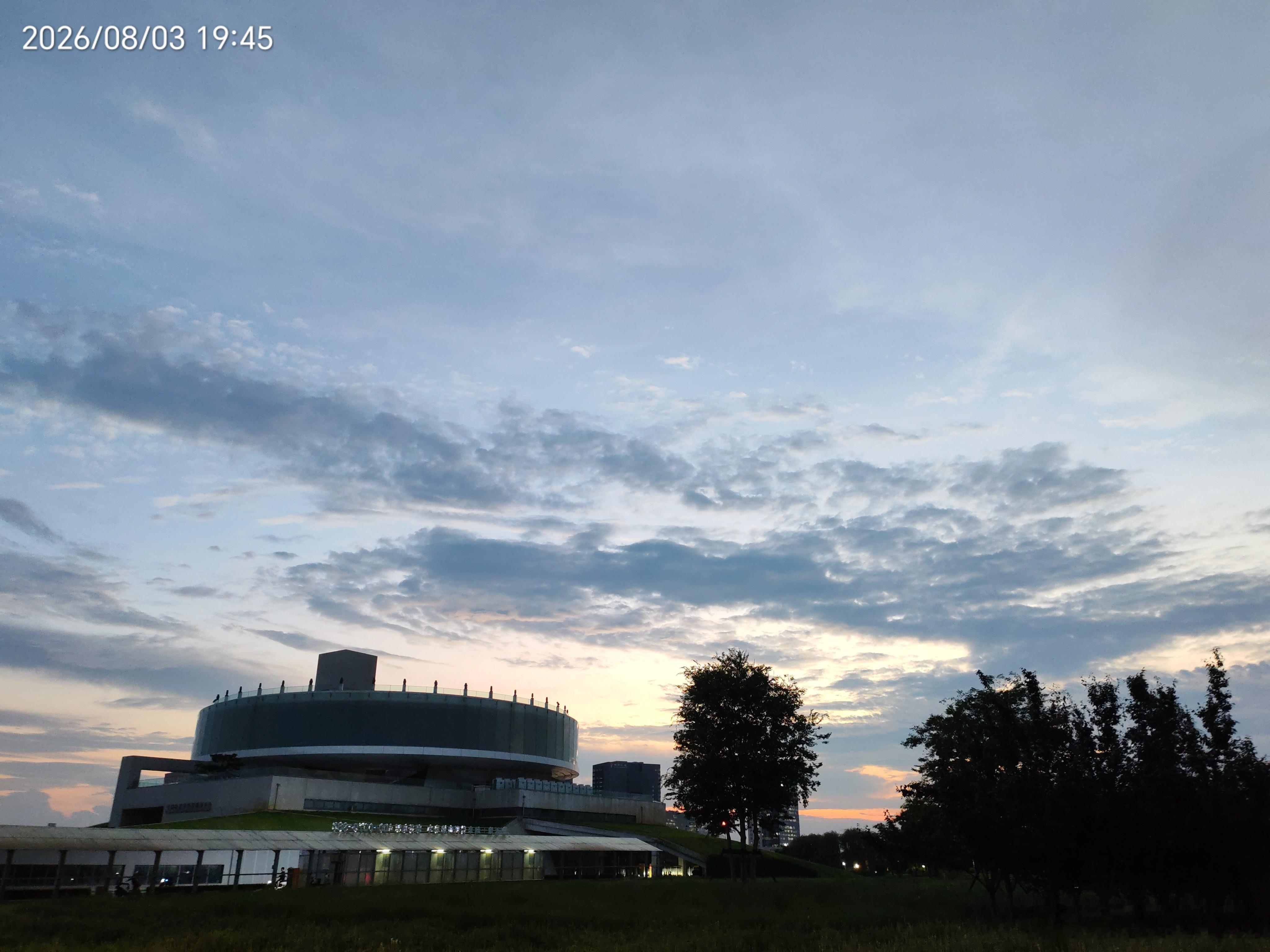今天傍晚的天空脑海里回想起一句歌词拨开天空的乌云，像蓝丝绒一样美丽我为你翻山越岭