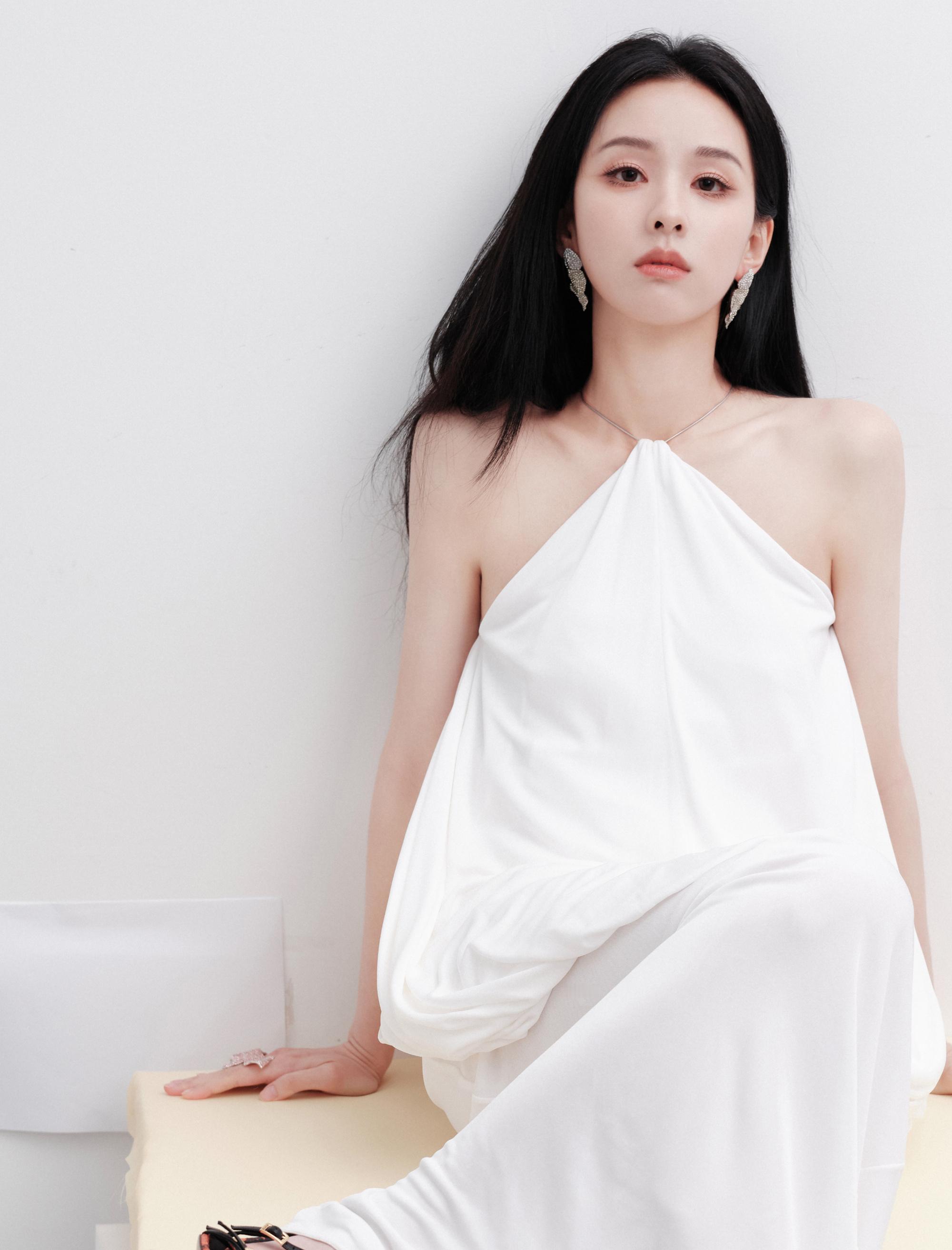 陈都灵丨微博电影之夜👗：纯白罗意威裙装 ​​​