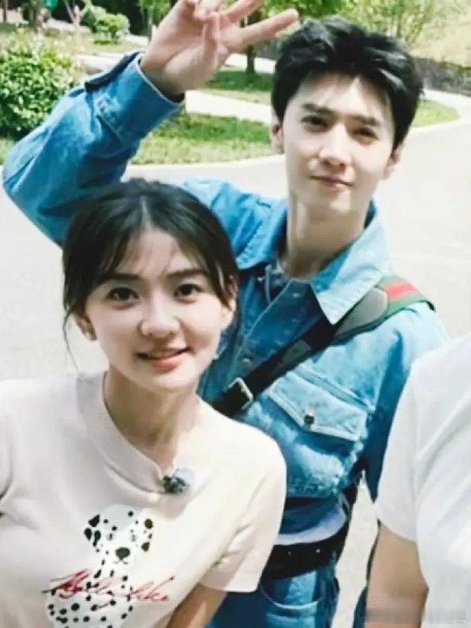 莫名其妙的就感觉陈哲远和梁洁很CP感 ​​​