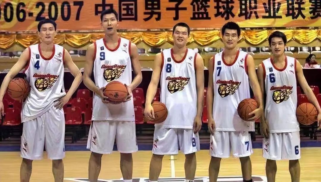 第一张图里的5个人，能不能横扫第二张图里的所有人。               