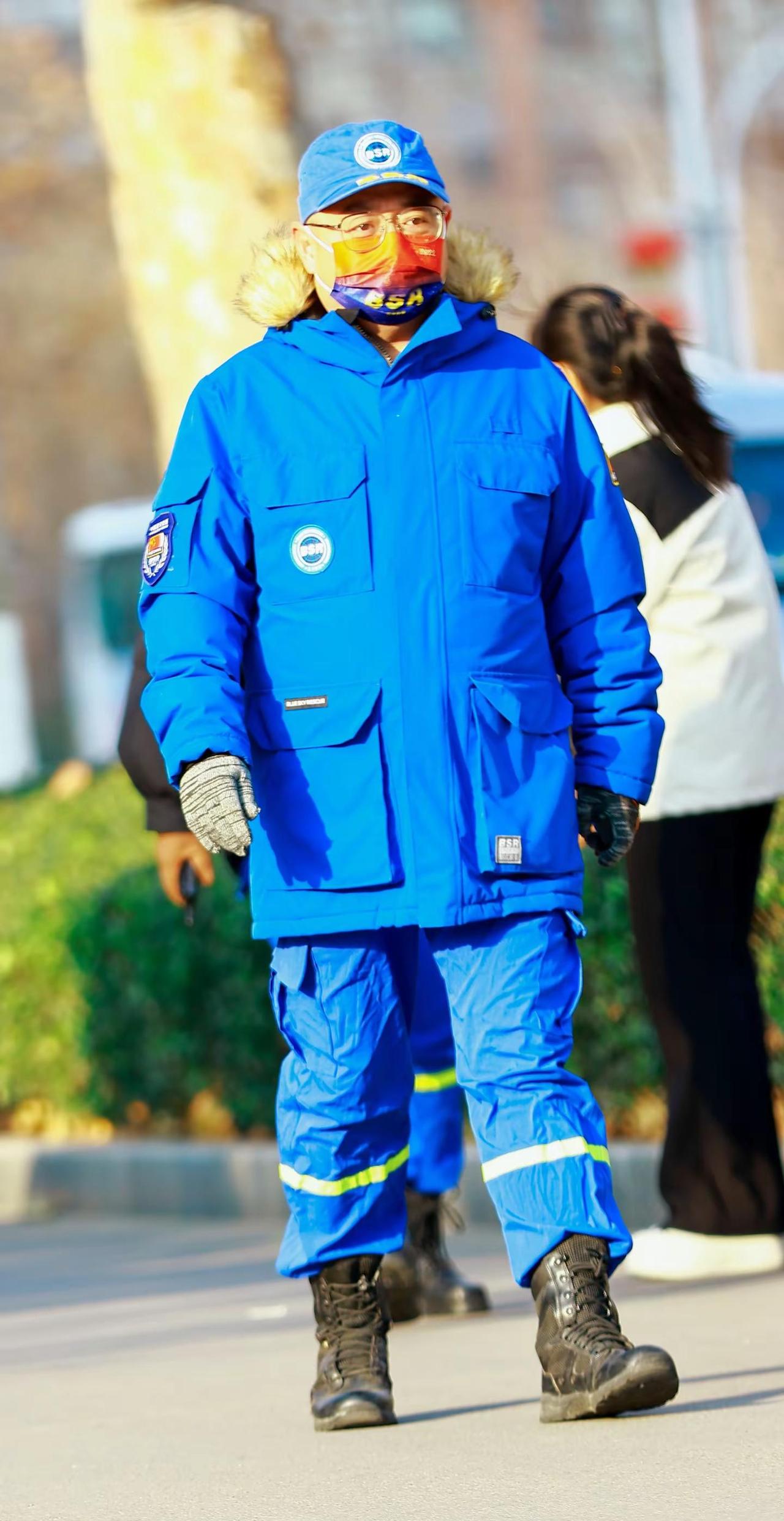 迈开坚定的步伐，走向美好未来。蓝天救援队