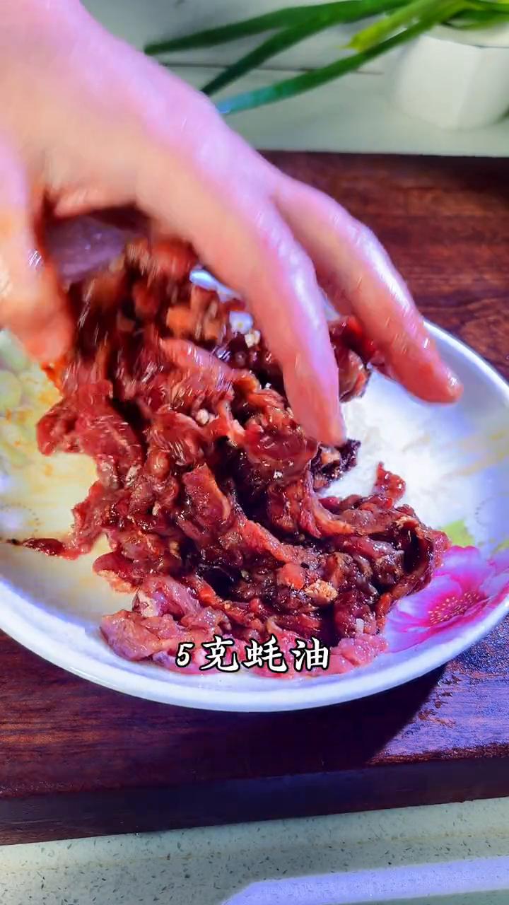 芹菜炒牛肉。
吃饭没胃口的时候试一下这个芹菜炒牛肉。
·牛肉泡水一小时，改刀切成