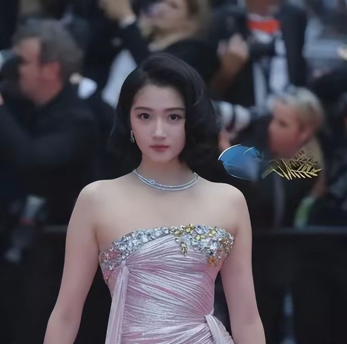 长相貌美却身材魁梧，“大体格子”女星，就吃亏在“肩膀”上 