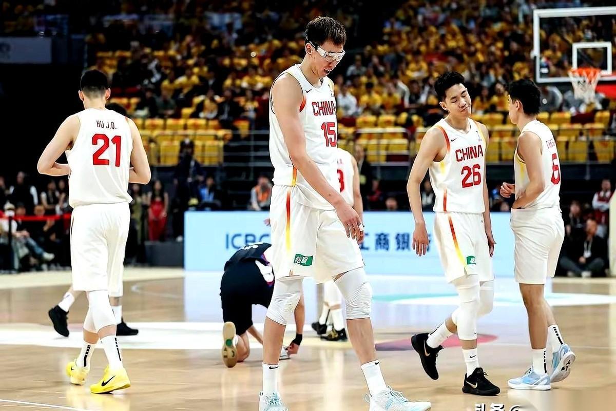 他把自己当成了科比，可教练明明是想让他来当罗德曼的。
球一次次出手，一次次打铁。