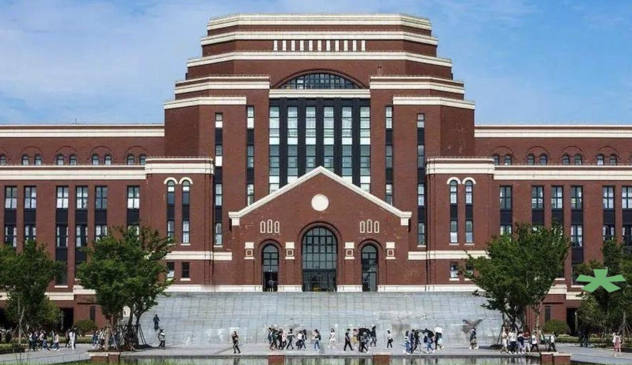 “一年14.9万学费不贵，我们还倒贴1.6万元”！事发学校为上海兴伟学院，前身为