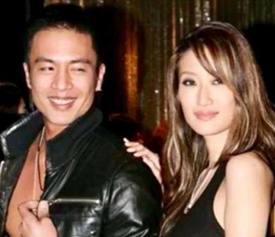 2002年，李玟在拍摄MV时，一眼看中了安志杰，两人迅速坠入爱河。可热恋没过多久