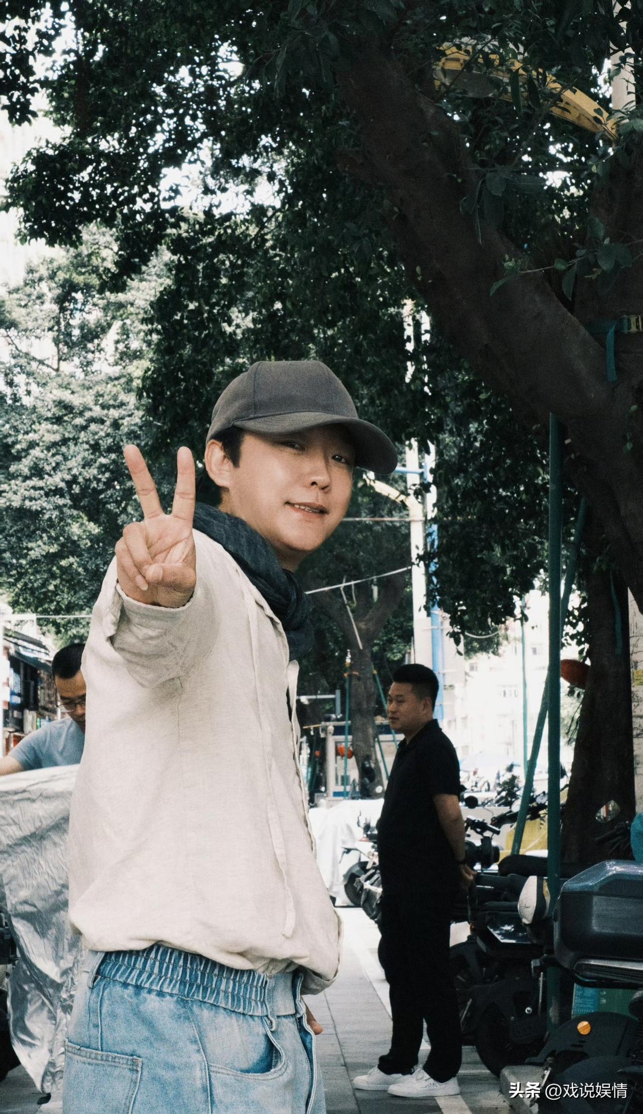 李玉刚晒逛街照！
6月9日，李玉刚晒出一组逛街照。照片中的他站在城市街头，一身休