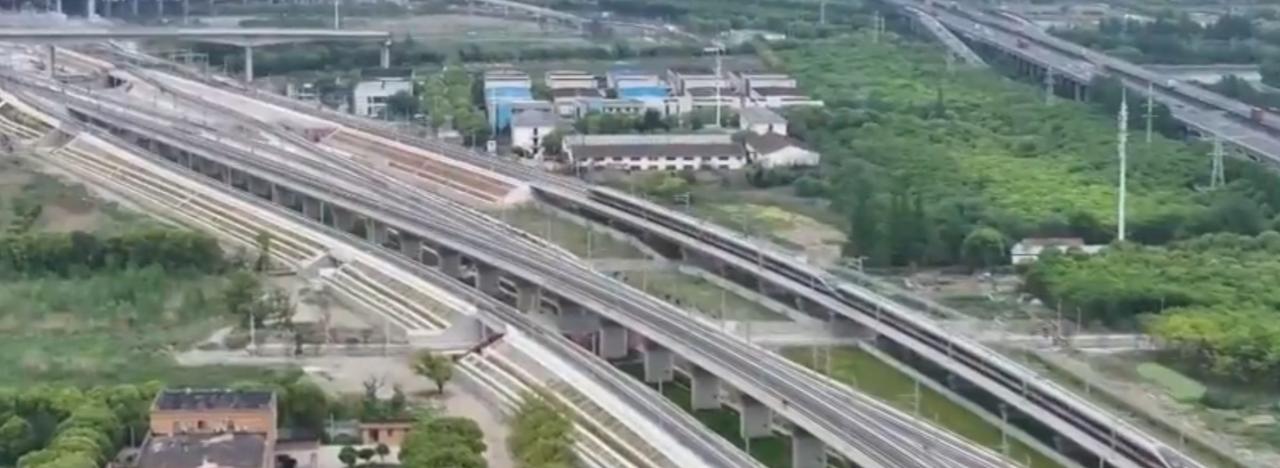 假期出行高峰持续攀升，公路、铁路、航空、水路全面迎来客流高峰。机场大厅人头攒动，