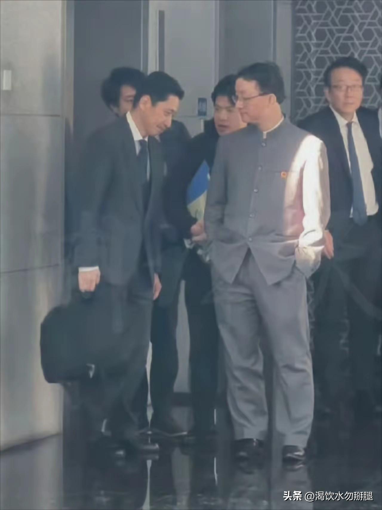 世界名画：此次日本外务省官员访华，态度恭谨得如同犯错待训的学生，规规矩矩、敛声屏