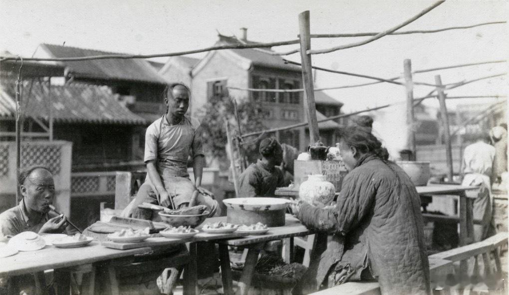 街头小吃摊，北京，1905年 ​​​